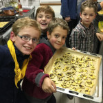 Andreas, Leo, Laurens und David präsentieren stolz eine Ladung Kekse Die Wölflinge backen