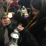 Jana erhält die weit gereiste Flamme