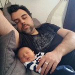 Papa und Sohn ruhen sich aus