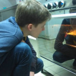 Mit Kennerblick überwacht Nils das Abendessen