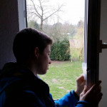 Jan reinigt die Fenster gründlichst