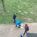 Vogelperspektive auf eifrige Helfer