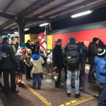 Gespannt warten alle auf den Zug