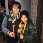 Nicht nur ältere waren dabei, auch Anton hat das Friedenslicht entgegen genommen