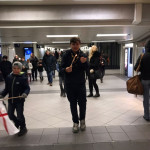 Sicher versucht Dominic das Friedenslicht zu beschützen..